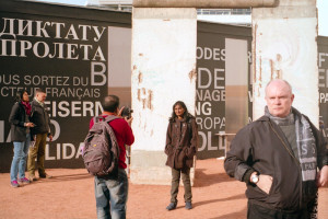 Berlin Mauerreste und Touristen vor der Black Box am Checkpoint Charlie