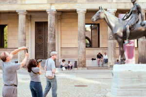 Berlin Besucher fotografieren Fotos auf der Museumsinsel